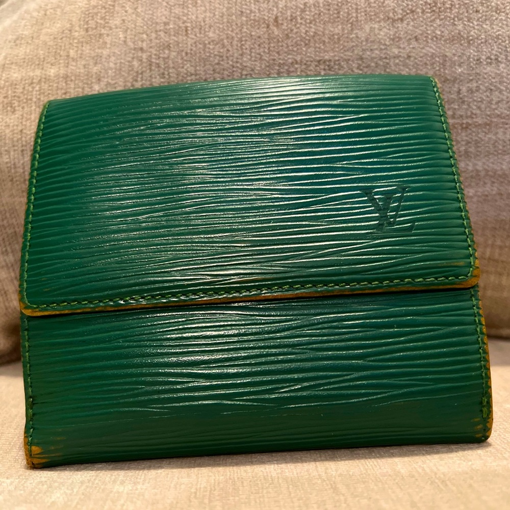 *cleaning out closet* Louis Vuitton epi leather bifold wallet preloved